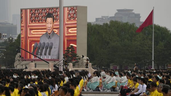 Tela mostra presidente chinês Xi Jinping discursando durante a cerimônia para assinalar o 100º aniversário da fundação do Partido Comunista da China. - Sputnik Brasil