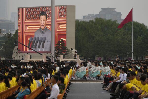 Tela mostra presidente chinês Xi Jinping discursando durante a cerimônia para assinalar o 100º aniversário da fundação do Partido Comunista da China - Sputnik Brasil