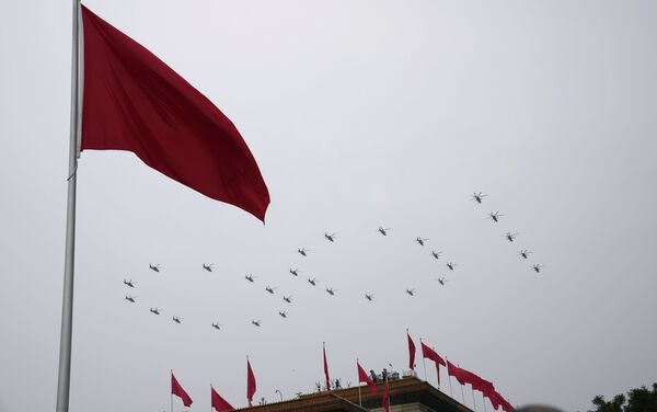 Helicópteros voam sobre bandeiras chinesas na praça Tiananmen formando o número 100, durante a cerimônia do 100º aniversário da fundação do Partido Comunista da China - Sputnik Brasil