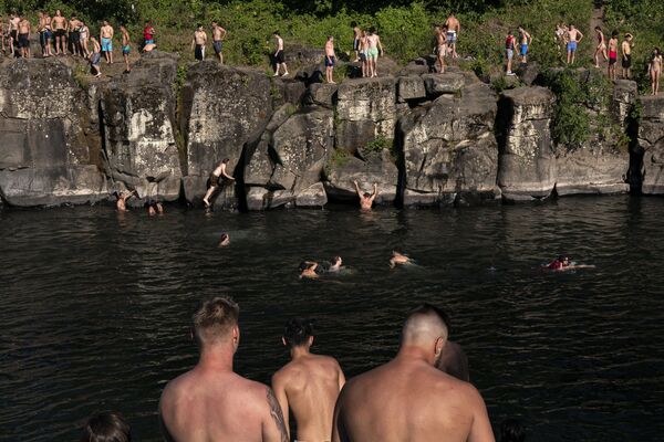 Adeptos de salto e mergulho no rio Clackamas, no parque High Rocks em Portland, estado do Oregon, EUA, 27 de junho de 2021 - Sputnik Brasil