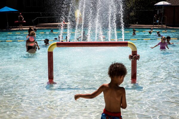 Pessoas em piscina pública durante o calor sem precedentes no estado do Oregon, EUA, 27 de junho de 2021 - Sputnik Brasil
