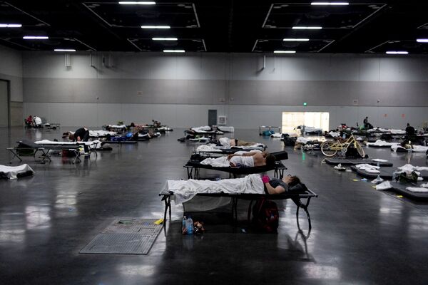 Pessoas dormem em um abrigo de resfriamento criado durante a onda de calor em Portland, EUA, 27 de junho de 2021 - Sputnik Brasil