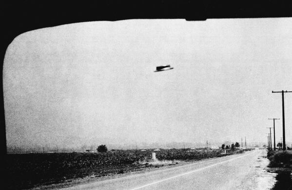 Uma das fotografias de um suposto OVNI tirada por Rex Heflin em 3 de agosto de 1965 perto da cidade Santa Ana, Califórnia
 - Sputnik Brasil