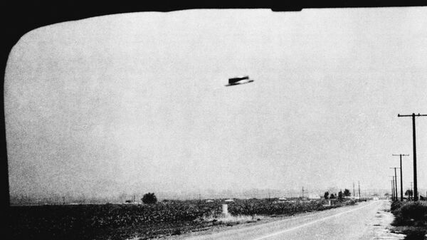 Uma das fotografias de um suposto OVNI tirada por Rex Heflin em 3 de agosto de 1965 perto da cidade Santa Ana, Califórnia - Sputnik Brasil