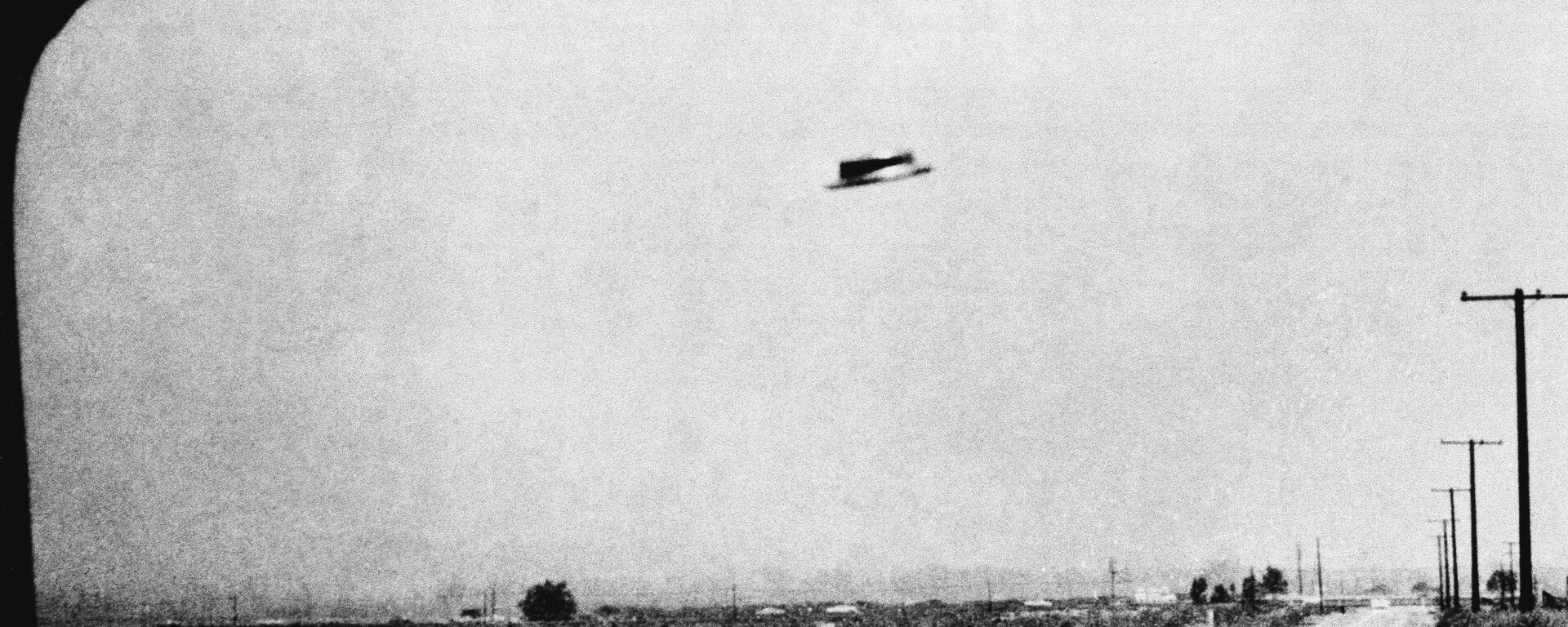 Uma das fotografias de um suposto OVNI tirada por Rex Heflin em 3 de agosto de 1965 perto da cidade Santa Ana, Califórnia - Sputnik Brasil, 1920, 07.06.2023