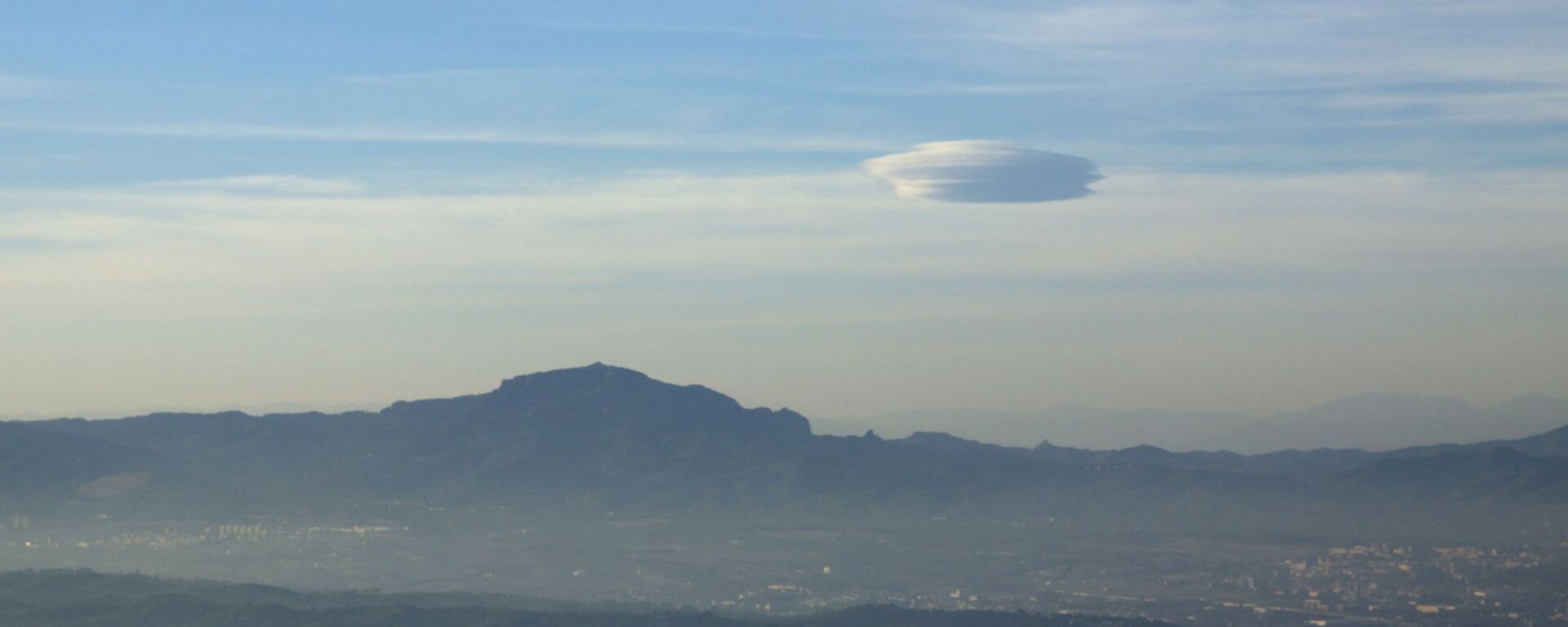 Nuvem lenticular que é muitas vezes confundida com OVNI - Sputnik Brasil, 1920, 13.08.2021