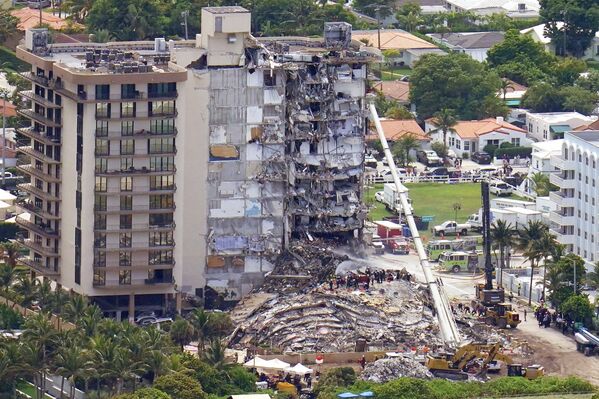 Trabalhadores procuram vítimas nos escombros das Torres Champlain, Surfside, Flórida, EUA, 26 de junho de 2021 - Sputnik Brasil