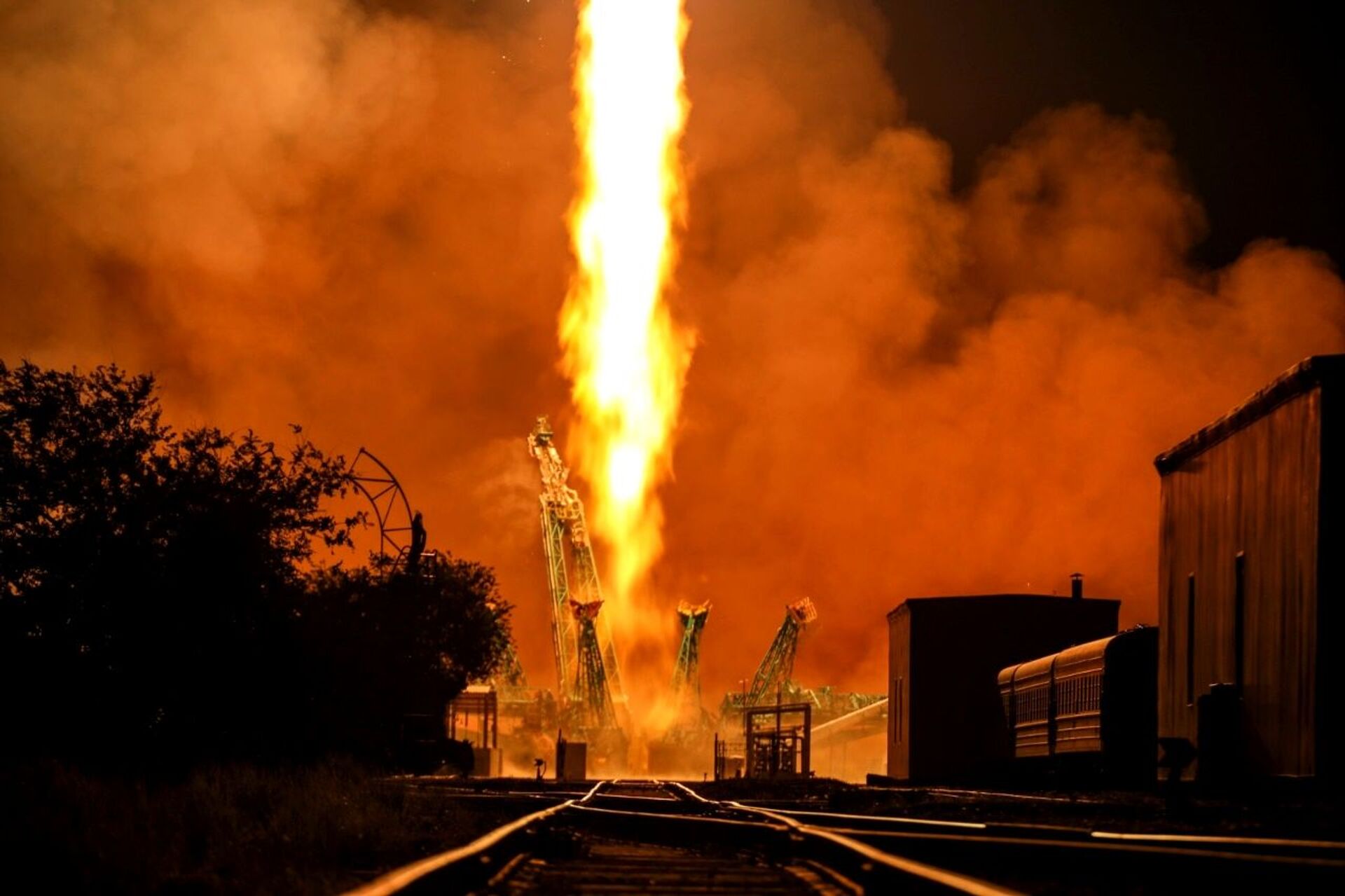 Foguete Soyuz-2.1a, transportando a espaçonave de carga Progress MS-17, é lançado da plataforma do cosmódromo russo de Baikonur, no Cazaquistão. - Sputnik Brasil, 1920, 17.03.2022