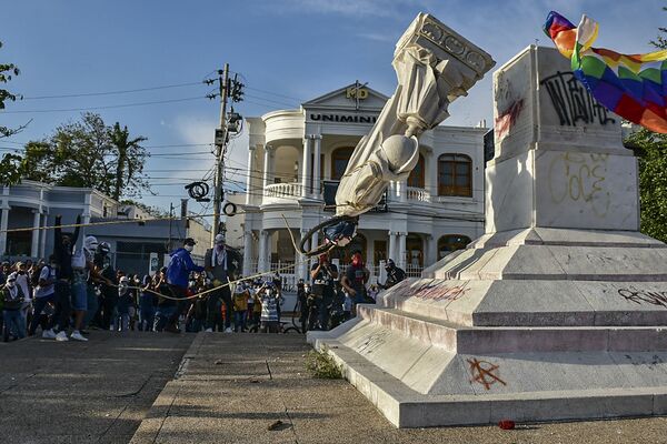 Manifestantes derrubam estátua de Cristóvão Colombo durante manifestação contra o governo em Barranquilla, Colômbia, 28 de junho de 2021 - Sputnik Brasil