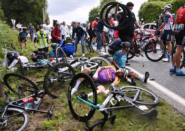 Ciclistas caem durante primeira etapa da Volta da França, entre Brest e Landerneau, França, 26 de junho de 2021 - Sputnik Brasil