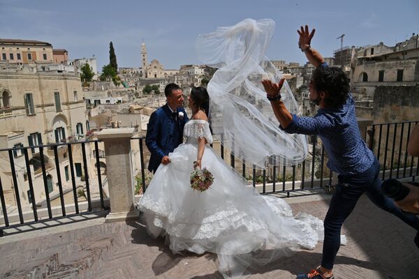 Recém-casados posam para fotos em Matera, Itália, 29 de junho de 2021 - Sputnik Brasil