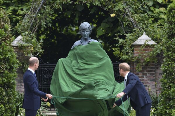 Príncipe William, à esquerda, e o príncipe Harry, inauguram estátua de sua mãe, a princesa Diana, no que seria o seu 60º aniversário, no jardim Sunken do Palácio de Kensington, Londres, Reino Unido, 1º de julho de 2021 - Sputnik Brasil