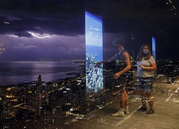 Pessoas refletidas em parede de vidro da Torre Willis em meio a tempestade perto do lago Michigan, Chicago, EUA, 29 de junho de 2021 - Sputnik Brasil