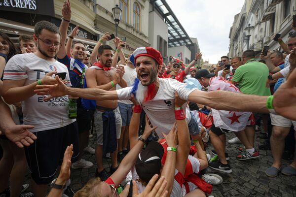 Torcedores franceses antes de partida das oitavas de final da Eurocopa 2020 entre a França e a Suíça no bairro da cidade velha de Bucareste, Romênia, 28 de junho de 2021 - Sputnik Brasil