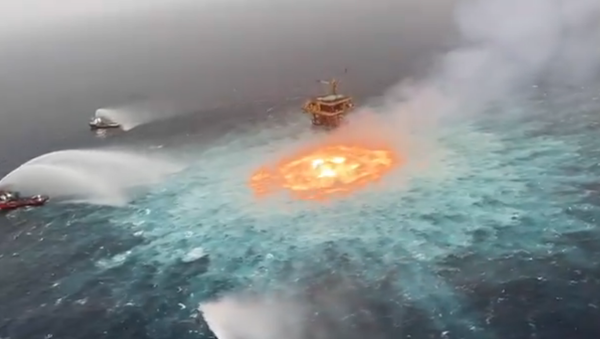 Captura de tela de um vídeo mostra as águas do golfo do México em chamas após um oleoduto da companhia Pemex ter pegado fogo - Sputnik Brasil