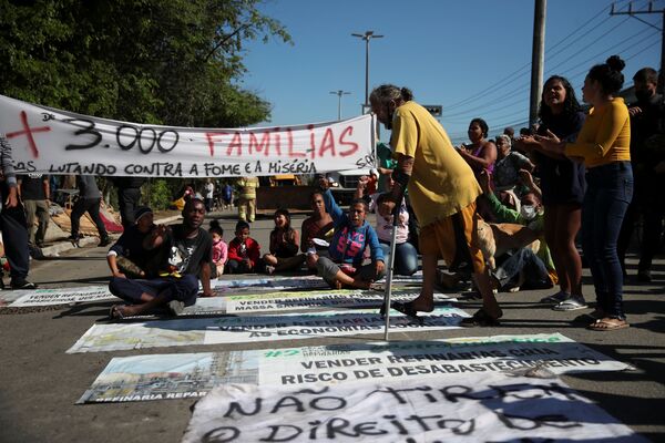 Pessoas participam de um protesto depois de serem expulsas de terra pertencente à Petrobras, em Itaguaí, perto do Rio de Janeiro, Brasil, em 1º de julho de 2021 - Sputnik Brasil