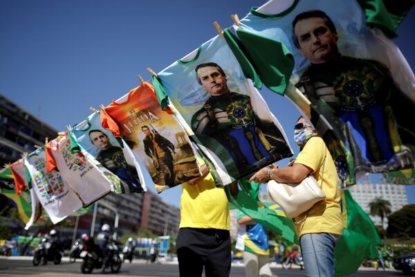 Camisetas à venda com imagens de Jair Bolsonaro durante manifestação de apoio ao presidente, em meio à pandemia da COVID-19, em Brasília, Brasil, 27 de junho de 2021 - Sputnik Brasil