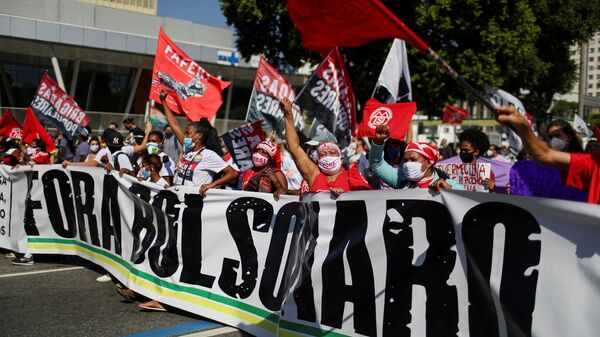 Pessoas participam de protesto pedindo o impeachment do presidente Jair Bolsonaro e contra seu tratamento diante da pandemia do coronavírus Rio de Janeiro, Brasil, 3 de julho de 2021 - Sputnik Brasil