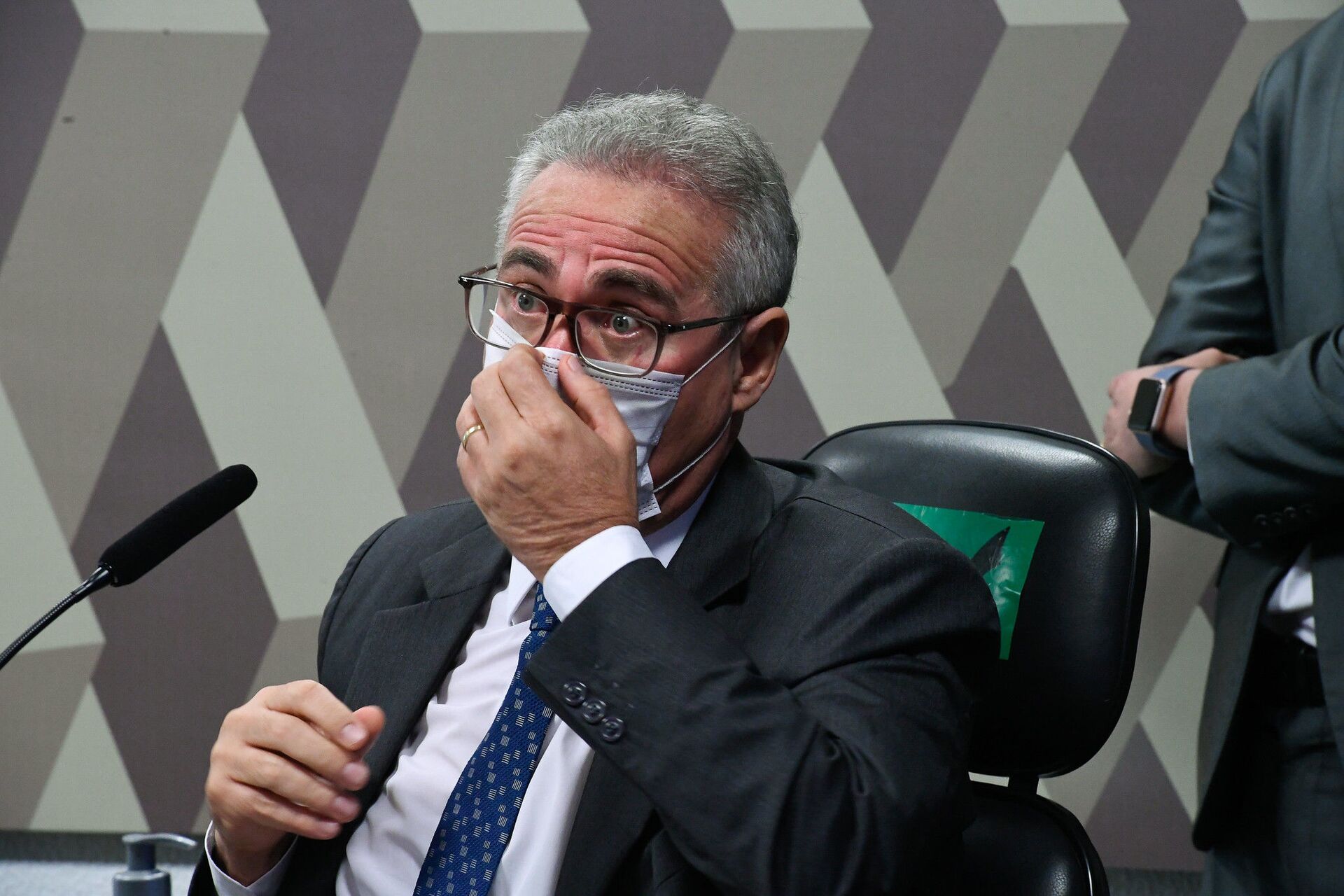 À mesa, na CPI da Covid, relator senador Renan Calheiros (MDB-AL), Brasília, 1º de julho de 2021 - Sputnik Brasil, 1920, 09.11.2021