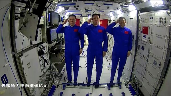 Astronautas chineses Nie Haisheng, Liu Boming e Tang Hongbo da missão Shenzhou-12 enquanto falam com o presidente chinês Xi Jinping no módulo principal Tianhe da estação espacial em construção Tiangong, 23 de junho de 2021 - Sputnik Brasil