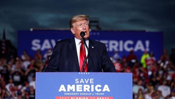Ex-presidente norte-americano Donald Trump fala a seus apoiadores durante comício na Flórida, Estados Unidos, 3 de julho de 2021 - Sputnik Brasil
