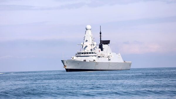 Navio de guerra HMS Defender da Marinha Real Britânica se aproxima do porto de Batumi, Geórgia, no mar Negro, 26 de junho de 2021 - Sputnik Brasil