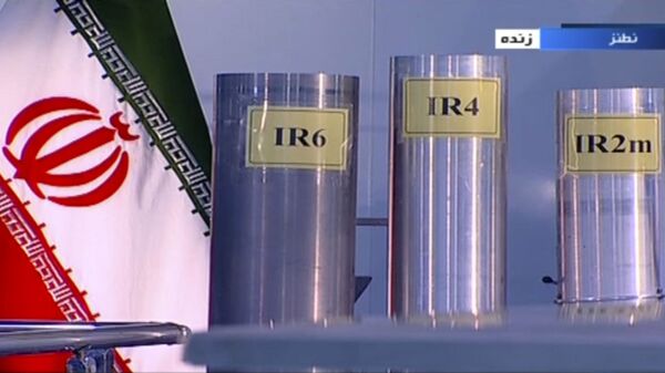 Três versões de centrífugas de fabricação iraniana em Natanz, usina de enriquecimento de urânio no Irã, 6 de junho de 2018 - Sputnik Brasil