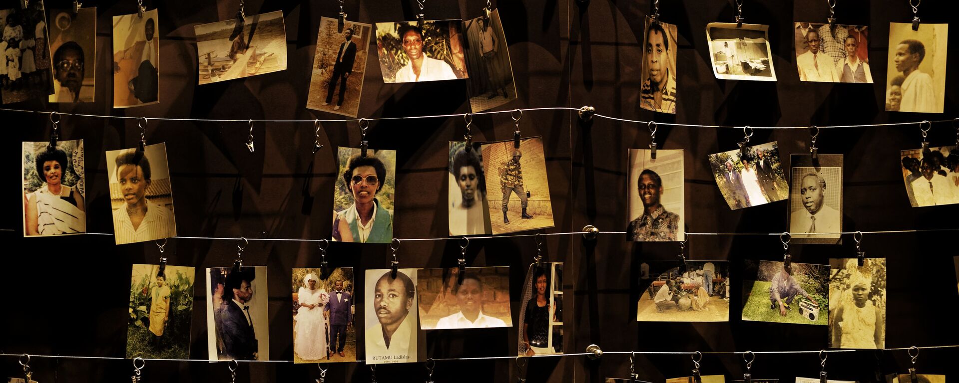 Fotos de família de alguns dos que morreram em exibição no centro do Memorial do Genocídio de Kigali, em Kigali. Foto de arquivo - Sputnik Brasil, 1920, 04.07.2021