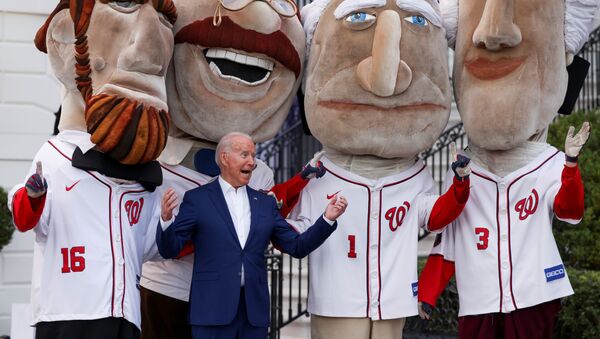 Presidente dos EUA Joe Biden com bonecos cabeçudos representando ex-presidentes dos EUA usando traje do time nacional de basebol durante celebrações do Dia da Independência dos EUA, Washington, 4 de julho de 2021 - Sputnik Brasil