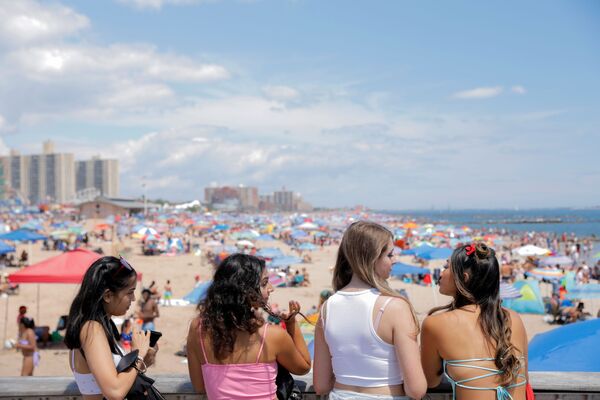 Meninas olham para a praia de Coney Island durante festa do Dia da Independência em Nova York, EUA, 4 de julho de 2021 - Sputnik Brasil