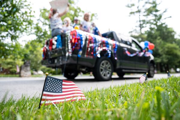 Bandeira dos EUA em frente de veículo decorado durante o desfile comemorativo do Dia da Independência dos EUA no Kentucky, 4 de julho de 2021 - Sputnik Brasil