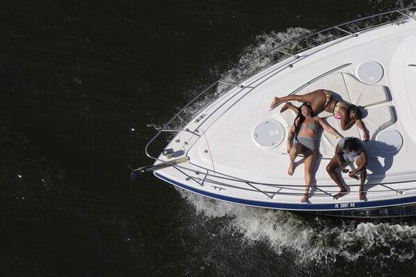 Pessoas descansando em um barco durante as celebrações do Dia da Independência dos EUA em Miami, 4 de julho de 2021 - Sputnik Brasil