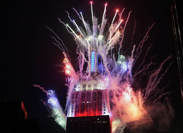 Empire State Building iluminado com fogos de artifício lançados dos 72º, 86º e 103º andares para celebrar o Dia da Independência, 4 de julho de 2021 - Sputnik Brasil