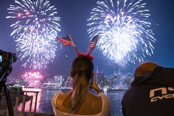 Fogos de artifício durante as celebrações do 4 de julho em Nova York, EUA - Sputnik Brasil