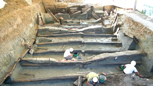 Estrutura de madeira encontrada durante escavação no norte da Itália - Sputnik Brasil