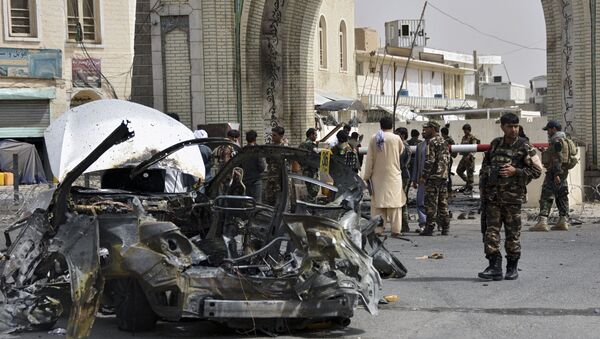 Forças afegãs inspecionam restos de um veículo que explodiu em Kandahar, 4 de julho de 2021 - Sputnik Brasil