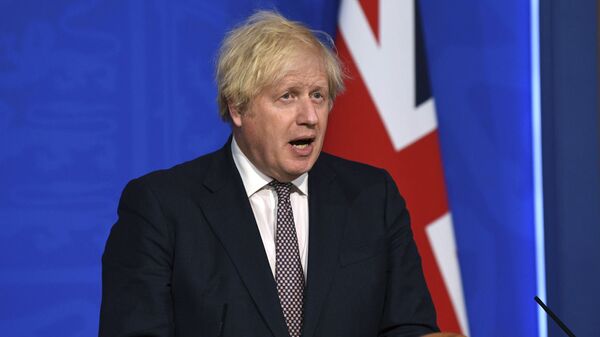 Primeiro-ministro do Reino Unido, Boris Johnson, durante entrevista coletiva em Downing Street, Londres, na segunda-feira, 5 de julho de 2021 - Sputnik Brasil