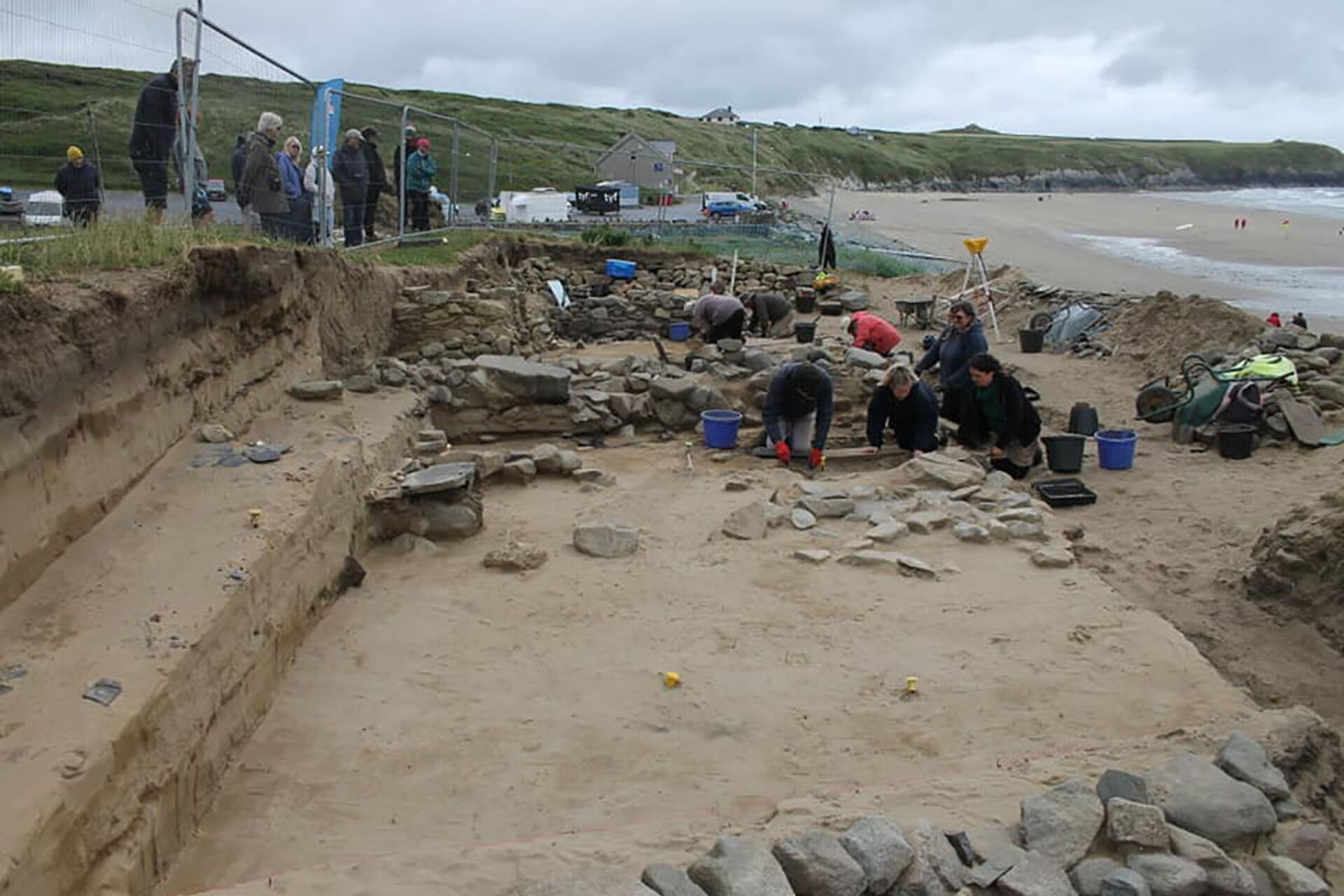 Cemitério na areia: 200 esqueletos da Idade Média são encontrados em praia no Reino Unido (FOTOS) - Sputnik Brasil, 1920, 05.07.2021