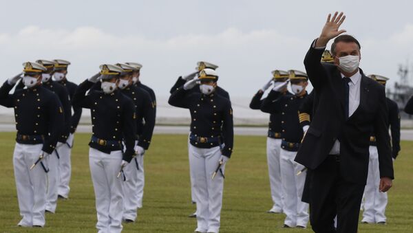 O presidente da República Jair Bolsonaro, participa da cerimônia de juramento à bandeira e entrega de Espadins da turma Almirante Bosisio na Escola Naval, 19 de junho de 2021 - Sputnik Brasil