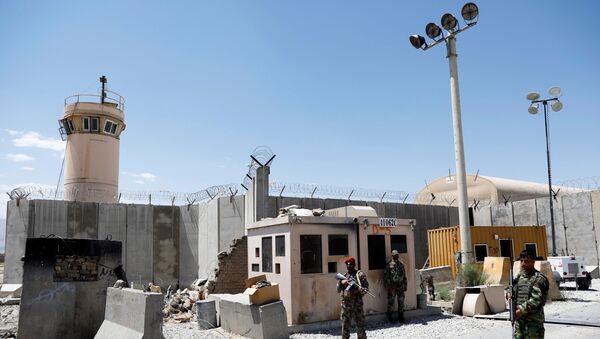 Soldados do Afeganistão de guarda no portão da base aérea dos EUA de Bagram, no dia em que as últimas tropas norte-americanas a desocuparam, província de Parwan, Afeganistão, 2 de julho de 2021 - Sputnik Brasil