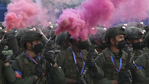 Soldados marcham durante o desfile militar dedicado ao Dia da Independência da Venezuela, em Caracas, 5 de julho de 2021 - Sputnik Brasil