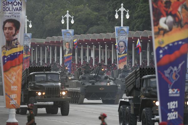Veículos militares durante o desfile militar do Dia da Independência da Venezuela, em Caracas. A Venezuela celebrou os 210 anos de sua independência da Espanha, 5 de julho de 2021 - Sputnik Brasil