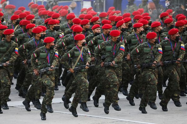Soldados participam do desfile militar celebrando o 210º aniversário da Independência da Venezuela, 5 de julho de 2021 - Sputnik Brasil