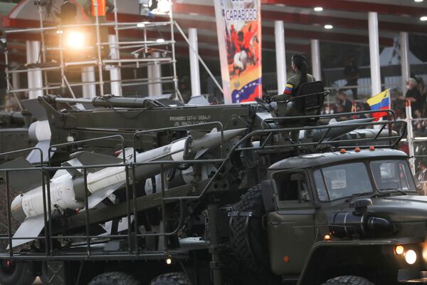 Soldados e veículos militares desfilam durante o 210º aniversário da independência venezuelana, em Caracas, 5 de julho de 2021 - Sputnik Brasil
