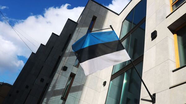 Bandeira da Estônia no prédio da Embaixada da Estônia em Moscou, Rússia - Sputnik Brasil