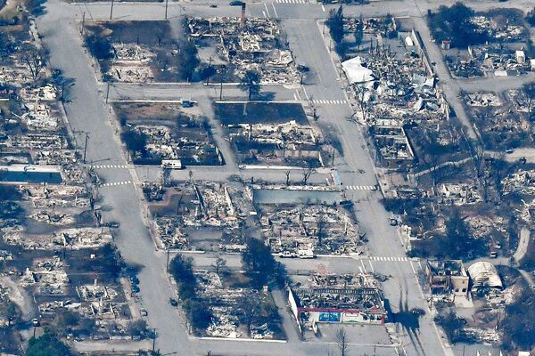 Ruinas queimadas de casas e prédios na vila canadense de Lytton, destruídos pelo incêndio devastador em 30 de julho de 2021, vista aérea capturada em 6 de julho de 2021 - Sputnik Brasil