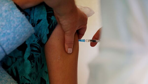 Profissional da saúde recebe vacina da Pfizer no Hospital de Santa Maria, em Lisboa - Sputnik Brasil