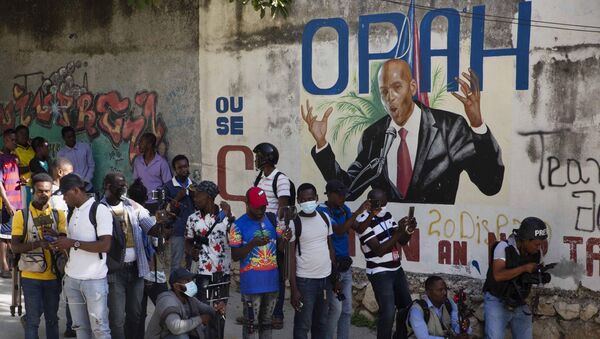 Jornalistas ao lado de mural com imagem do presidente do Haiti, Jovenel Moïse, perto da residência onde ele foi assassinado, Haiti, 7 de julho de 2021 - Sputnik Brasil