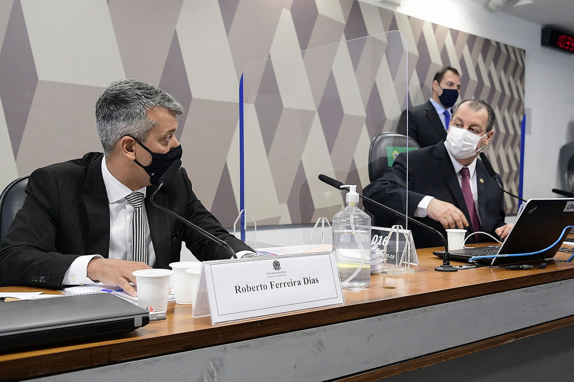 Ex-diretor da Logística do Ministério da Saúde, Roberto Dias, falando com o senador Omar Aziz, durante seu depoimento à CPI da Covid, 7 de julho de 2021 - Sputnik Brasil, 1920, 09.11.2021