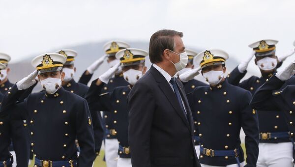 Presidente da República Jair Bolsonaro participa da cerimônia de juramento à bandeira e entrega de Espadins da turma Almirante Bosisio na Escola Naval - Sputnik Brasil